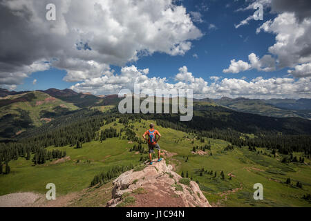 Eric Odenthal guardando la vista dalla parte su Engineer Mountain, Colorado. Foto Stock
