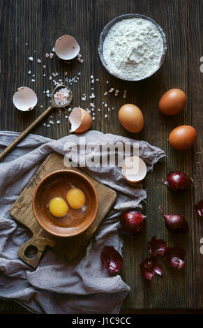 Ingredienti per la cottura sul tavolo di legno Foto Stock
