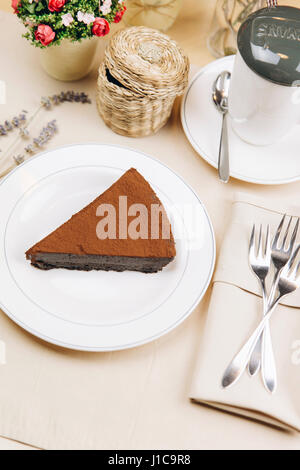 Fetta di torta al cioccolato sulla piastra Foto Stock