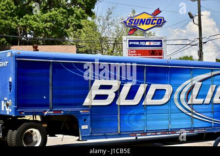 Bud Light Truck parcheggiato a stazione di gas Foto Stock