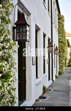 Casa coloniale esterno con piante verticale e vecchie lanterne viene visualizzato sul lato di casa Foto Stock