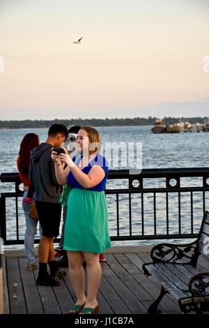 I turisti in attesa del tramonto a waterfront park pier Charleston, Carolina del Sud Foto Stock