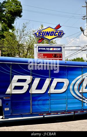 Bud Light Truck parcheggiato a stazione di gas Foto Stock