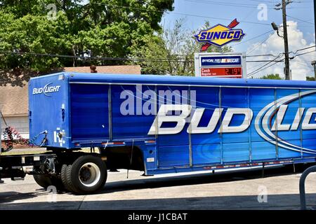 Bud Light Truck parcheggiato a stazione di gas Foto Stock