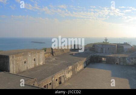 Cihou Fort e Kaohsiung cityscape in Kaohsiung Taiwan. Cihou Fort è un forte storico nel quartiere di Cijin costruito nel 1720. Foto Stock