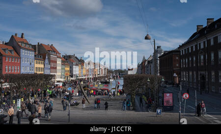 Dockside colorate case di Nyhavn a Copenaghen, Danimarca Foto Stock