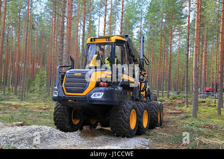 JAMSA, Finlandia - 1 Settembre 2016: Ponsse presenta harvester Ergo in una dimostrazione di lavoro sulle macchine pesanti exhibition FinnMETKO 2016 in Jamsa, Foto Stock