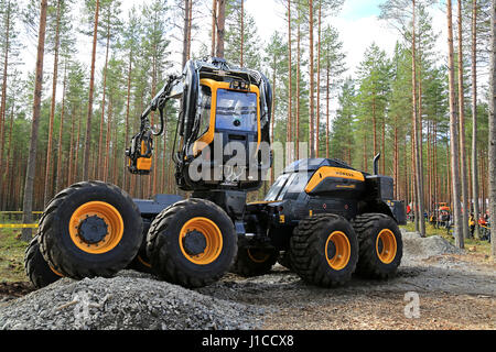 JAMSA, Finlandia - 1 Settembre 2016: Ponsse presenta harvester Scorpion re in una dimostrazione di lavoro sulle macchine pesanti exhibition FinnMETKO 2016 HO Foto Stock