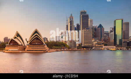 Città di Sydney. Paesaggio urbano di immagine e di Sydney Opera House, Australia durante il sunrise. Foto Stock