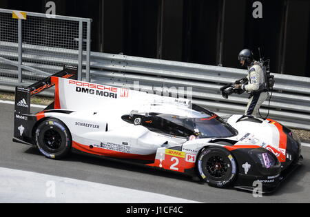 La Porche 919 Hybrid 2017 uscendo dalla pit lane a Silverstone WEC 15 Aprile 2017 Foto Stock