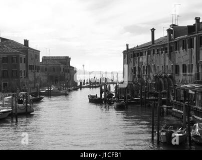 Gli edifici di vecchia costruzione di barche e canal in guidecca in Venezia Foto Stock