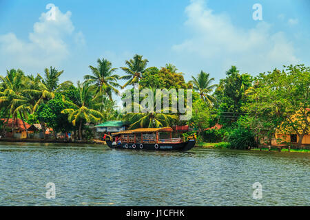 Casa galleggiante nei canali di Alleppey, Kerala, India del Sud. Viaggiare in Asia. Foto Stock