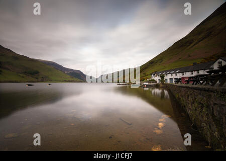 Vista dall'estremità occidentale del Lago Talyllyn, nei pressi del villaggio di Abergynolwyn, in Galles Foto Stock