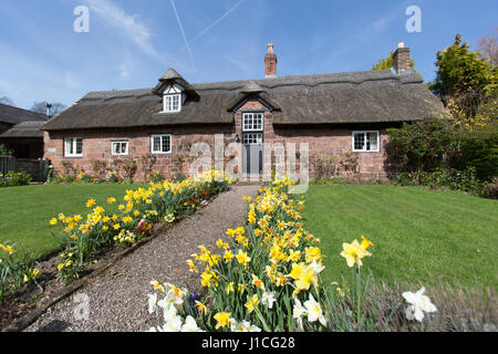 Villaggio di Burton, Inghilterra. Vista la molla del pittoresco villaggio di Burton, sulla penisola di Wirral. Foto Stock