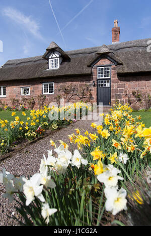 Villaggio di Burton, Inghilterra. Vista la molla del pittoresco villaggio di Burton, sulla penisola di Wirral. Foto Stock