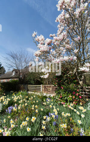 Villaggio di Burton, Inghilterra. Vista la molla del pittoresco villaggio di Burton, sulla penisola di Wirral. Foto Stock