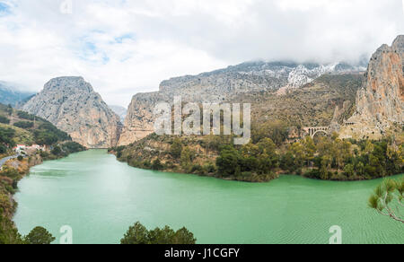 Panorama di Caminito del Rey. Il lago con acqua verde collocata nelle colline. El Chorro, Malaga, Spagna Foto Stock