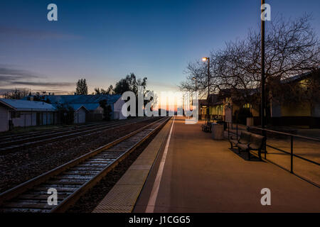 La piattaforma del treno a sunrise - Merced, CALIFORNIA, STATI UNITI D'AMERICA Foto Stock