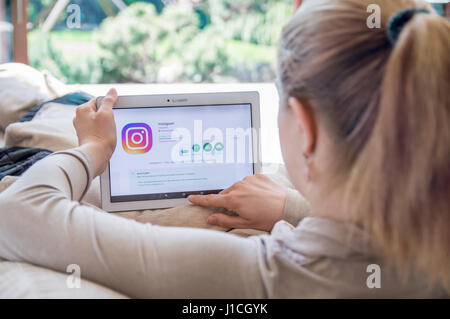 WROCLAW, Polonia- Aprile 10th, 2017: Donna è installazione Instagram applicazione su Tablet Lenovo. Instagram è un mobile photo-applicazione di condivisione Foto Stock