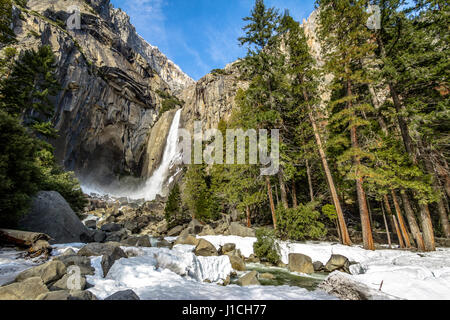 Abbassare Yosemite Falls in inverno - Yosemite National Park, California, Stati Uniti d'America Foto Stock