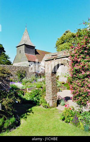 Chiesa di Santa Maria e San Pietro presso il villaggio di Wilmington, vicino a Eastbourne, East Sussex Regno Unito Foto Stock