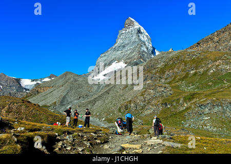 Gli escursionisti di fronte al picco sul Cervino, Zermatt, Vallese, Svizzera Foto Stock