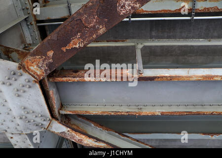 Infrastruttura - ruggine e danni per il Brent Spence ponte che porta interstatali 71 e 75 attraverso il fiume Ohio tra Ohio e , Kentucky Foto Stock