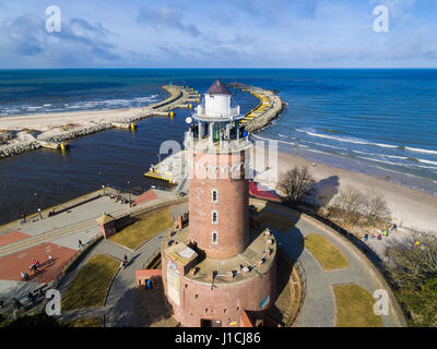 Faro sul mar baltico in una piccola cittadina di Kolobrzeg in Polonia, Inverno tempo Foto Stock