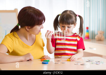 Kid giocando con il logopedista Foto Stock