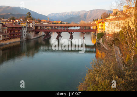 Il Ponte Vecchio o Ponte degli Alpini) bridge e il fiume Brenta, sul tramonto, in Bassano del Grappa, Veneto, Italia Foto Stock