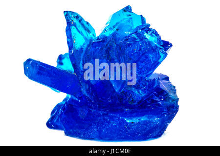 Cristalli blu di Vetriolo, solfato di rame, isolati su sfondo bianco Foto Stock