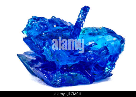 Cristalli blu di Vetriolo, solfato di rame, isolati su sfondo bianco Foto Stock