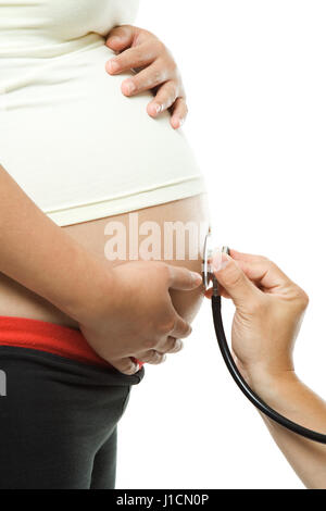 Un colpo isolato di una donna in stato di gravidanza in corso di esame da parte di un medico Foto Stock
