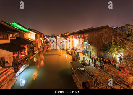 Suzhou,Cina - il 23 dicembre 2016,vista notturna di Suzhou Suzhou,è un acqua, fiume, bridge e ShanTang Street, Suzhou è il la maggior parte delle caratteristiche tipiche di Foto Stock