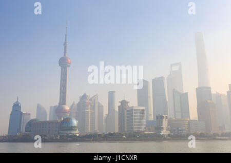 Shanghai,Cina - su dicembre 19, 2016 Nuovo skyline di Pudong, guardando attraverso il fiume Huangpu dal Bund, Shanghai, Cina e Asia Foto Stock