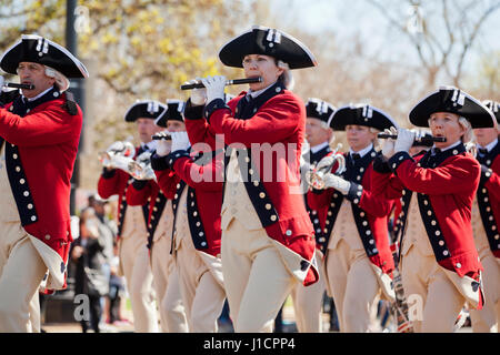 La US Army vecchia guardia Fife e corpo del tamburo in corrispondenza di una street parade - Washington DC, Stati Uniti d'America Foto Stock