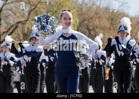 Femmina caucasica high school cheerleader partecipando a una street parade - USA Foto Stock