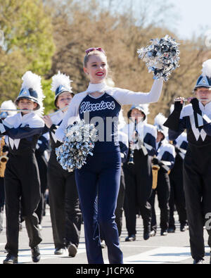 Femmina caucasica high school cheerleader partecipando a una street parade - USA Foto Stock