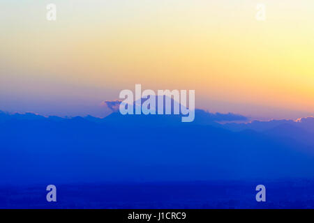 La silhouette di close-up del Fuji moutain picco nella scena Crepuscolo Foto Stock