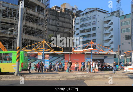 La gente in attesa per un autobus nel centro di Taichung, Taiwan. Foto Stock