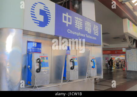 Pubblico a pagamento Telefono in Taichung stazione ferroviaria di Taichung, Taiwan. Foto Stock