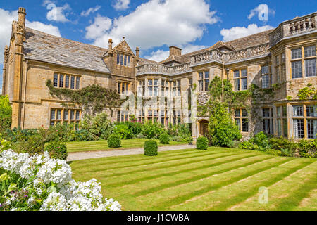 La facciata frontale e prato della storica casa Mapperton, casa del conte e la contessa di sandwich, nr Beaminster, Dorset, Inghilterra Foto Stock