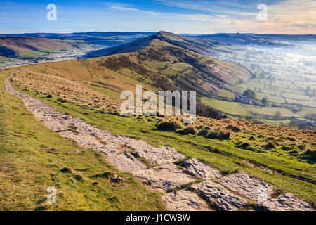 La Hope Valley catturato in una nebbiosa mattina da vicino Mam Tor. Foto Stock