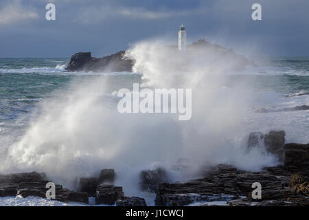 Faro di Godrevy acquisiti su una burrascosa serata inverni. Foto Stock