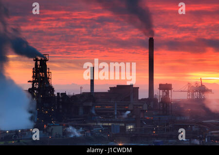 Tramonto su Port Talbot Steel Works nel Galles del Sud Foto Stock