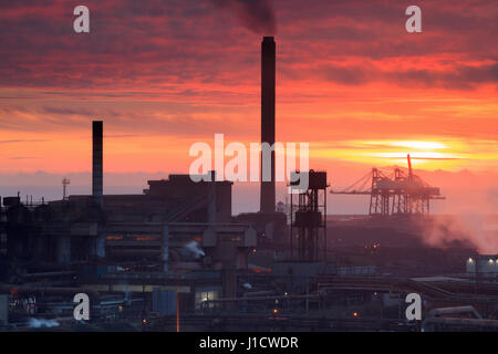 Tramonto su Port Talbot Steel Works, South Wales, Wales, Regno Unito Foto Stock