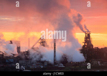 Tramonto a Port Talbot Steel Works, South Wales, Wales, Regno Unito Foto Stock