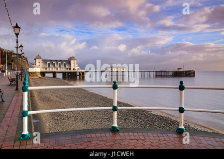 Penarth Pier nel Galles del Sud catturato poco dopo l'alba. Foto Stock