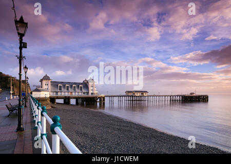 Penarth Pier nel Galles del Sud catturato poco dopo l'alba. Foto Stock