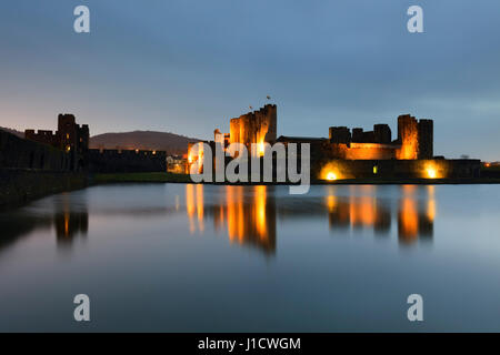 Twilight al Castello di Caerphilly in Galles del Sud Foto Stock